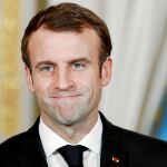 Macron responde a los periodistas ayer en el Elíseo, donde compareció junto al presidente de Burkina Faso, Marc Kabore / Reuters