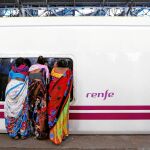 Ciudadanos indios curiosean el interior de un tren Talgo que se ha probado entre Nueva Delhi y Bombay