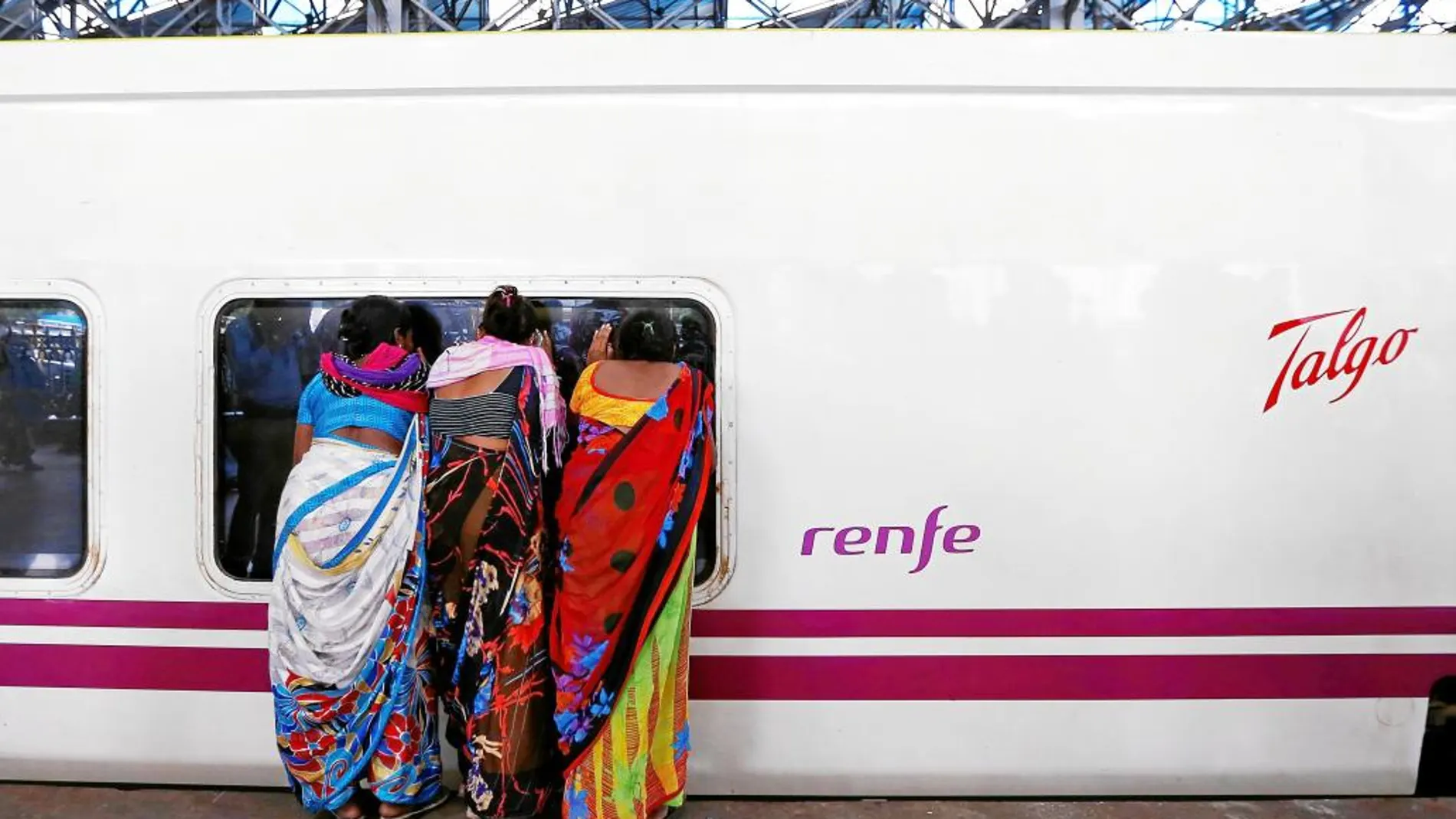 Ciudadanos indios curiosean el interior de un tren Talgo que se ha probado entre Nueva Delhi y Bombay