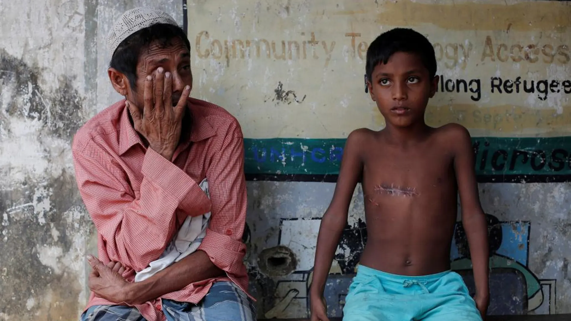 Un niño y su padre, en un centro médico de Bangladesh