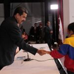 El presidente venezolano, Nicolás Maduro, saluda a una estudiante en una ceremonia de graduación / Foto: Reuters