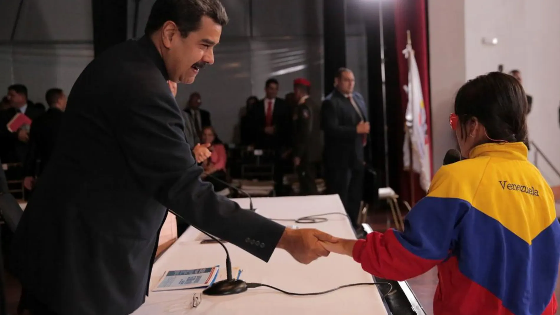 El presidente venezolano, Nicolás Maduro, saluda a una estudiante en una ceremonia de graduación / Foto: Reuters