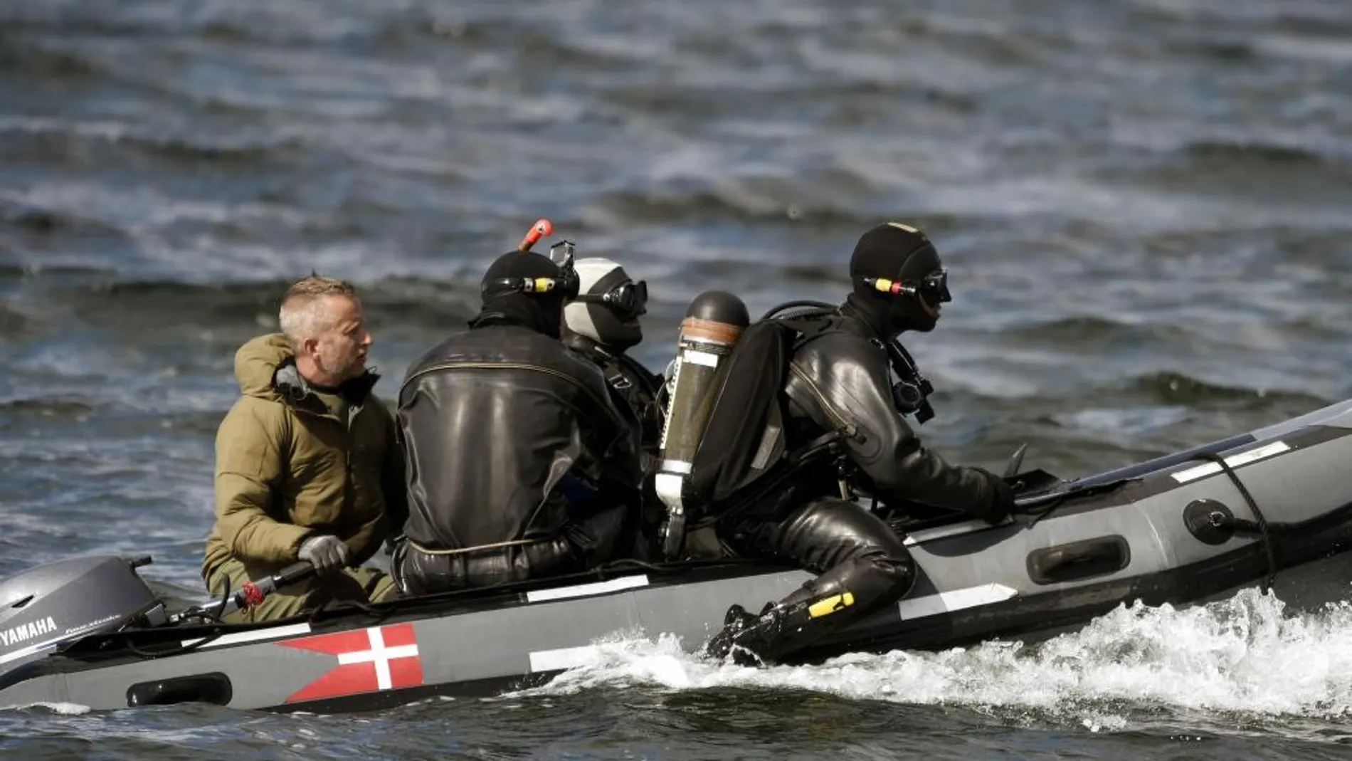 Buzos del Comando de Defensa de Dinamarca se preparan para una inmersión en Koge Bugt cerca de Amager en Copenhague