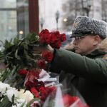 Un soldado ruso coloca un ramo de flores en la sede del Alexandrov Ensemble (El coro del Ejército Rojo) en Moscú