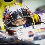 El piloto alemán de Fórmula Uno Sebastian Vettel, de la escudería Red Bull, se prepara en su monoplaza para la primera sesión de entrenamiento en el circuito de Yeongam