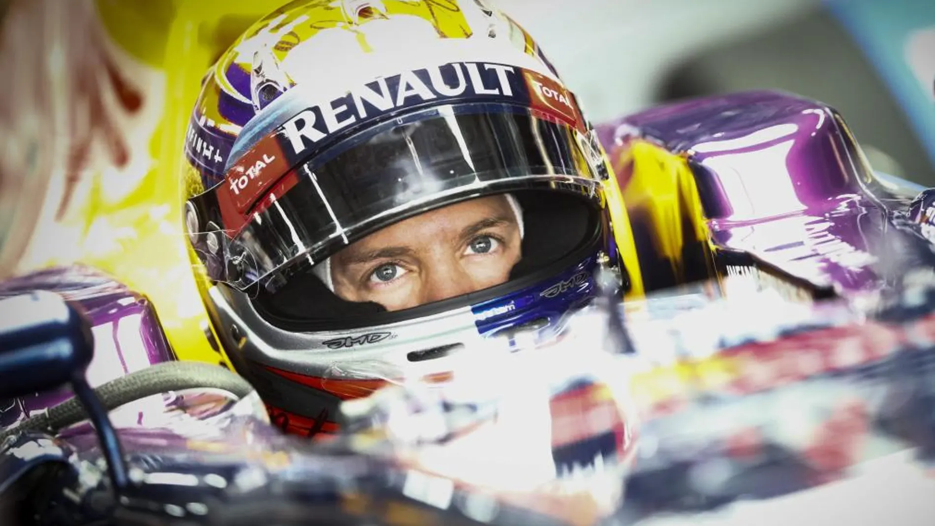 El piloto alemán de Fórmula Uno Sebastian Vettel, de la escudería Red Bull, se prepara en su monoplaza para la primera sesión de entrenamiento en el circuito de Yeongam