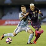 Hugo Mallo (i) pelea un balón con el brasileño Neymar, del FC Barcelona.
