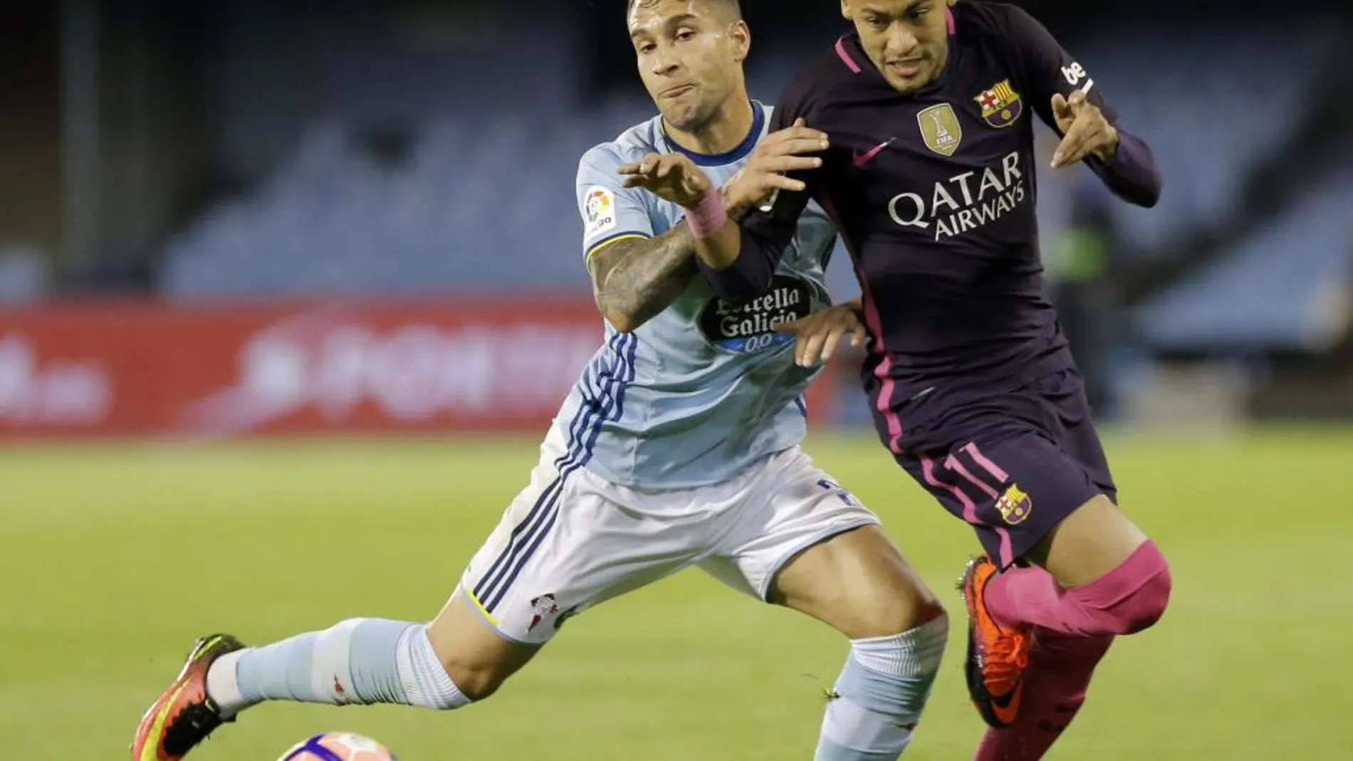 Hugo Mallo (i) pelea un balón con el brasileño Neymar, del FC Barcelona.