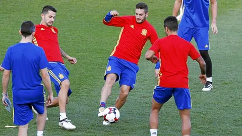 Koke, ayer en la Ciudad del Fútbol de Las Rozas, en un rondo junto a Vitolo y Thiago