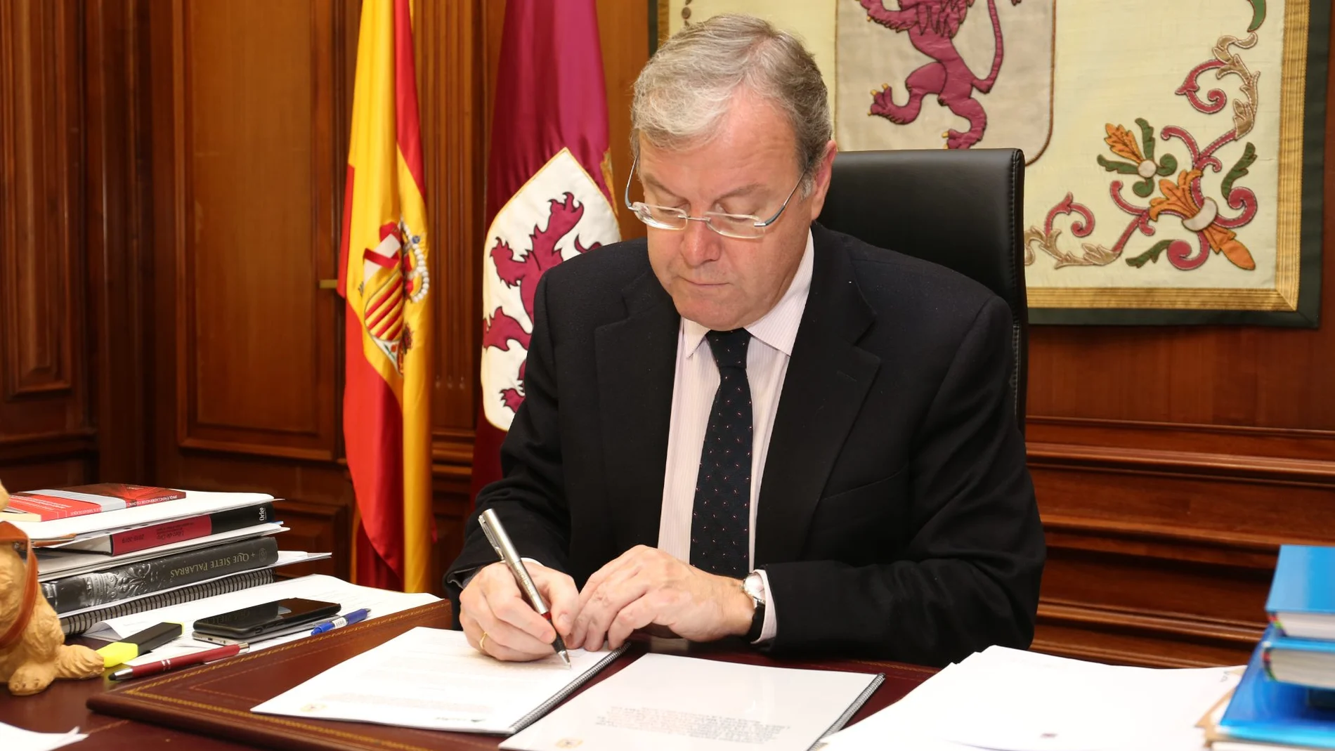 El alcalde de León, Antonio Silván, firma el acuerdo con Adif por el que se pide la integración ferroviaria