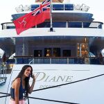 Diana Quer posa ante una embarcación que lleva su nombre