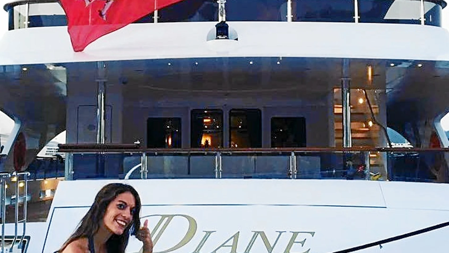 Diana Quer posa ante una embarcación que lleva su nombre