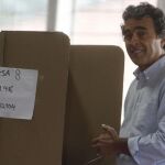 El candidato presidencial Sergio Fajardo asiste a votar hoy, domingo 27 de mayo en Medellín (Colombia). EFE/Luis Eduardo Noriega