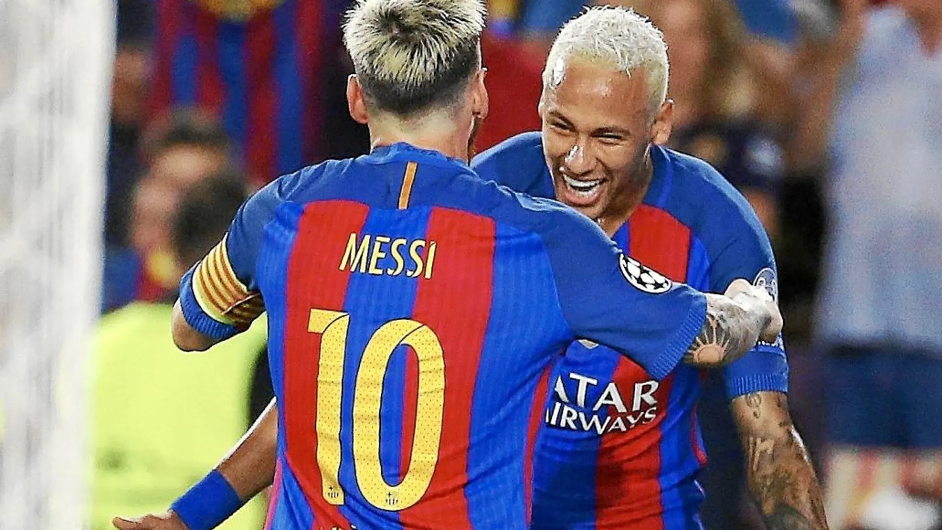 Messi y Neymar celebran uno de los goles del Barcelona al Celtic en el Camp Nou en el estreno en la Liga de Campeones