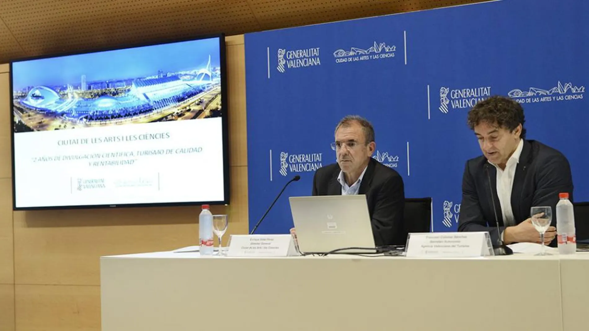 A la izda., el director de Cacsa, Enrique Vidal, a la dcha., el secretario autonómico de Turismo, Francesc Colomer