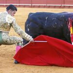 Alejandro Talavante dando un muletazo, ayer, en la Feria de San Miguel en Sevilla