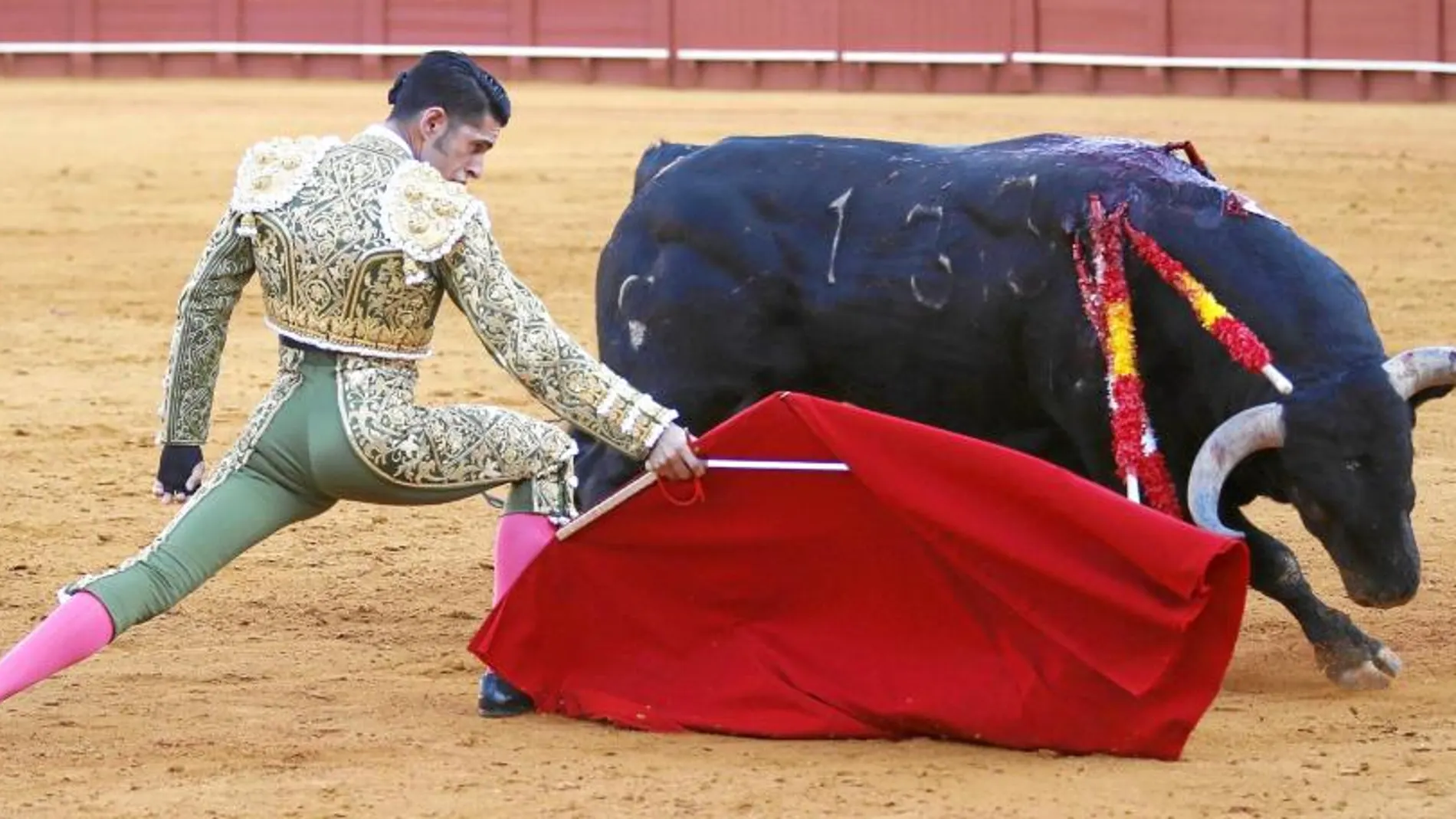 Alejandro Talavante dando un muletazo, ayer, en la Feria de San Miguel en Sevilla