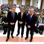El embajador Masashi Mizukami junto al vicepresidente José Antonio de Santiago-Juárez y Óscar Ramos