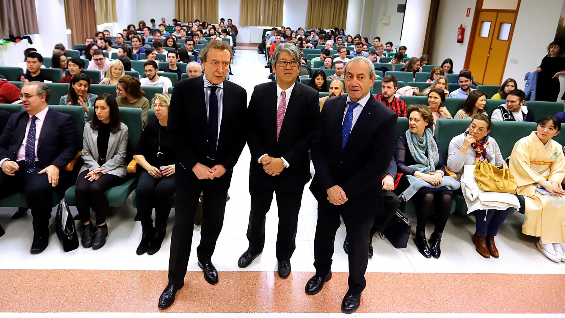 El embajador Masashi Mizukami junto al vicepresidente José Antonio de Santiago-Juárez y Óscar Ramos