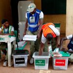Varias personas hacen el recuento de votos en Abuja, Nigeria, ayer/REUTERS