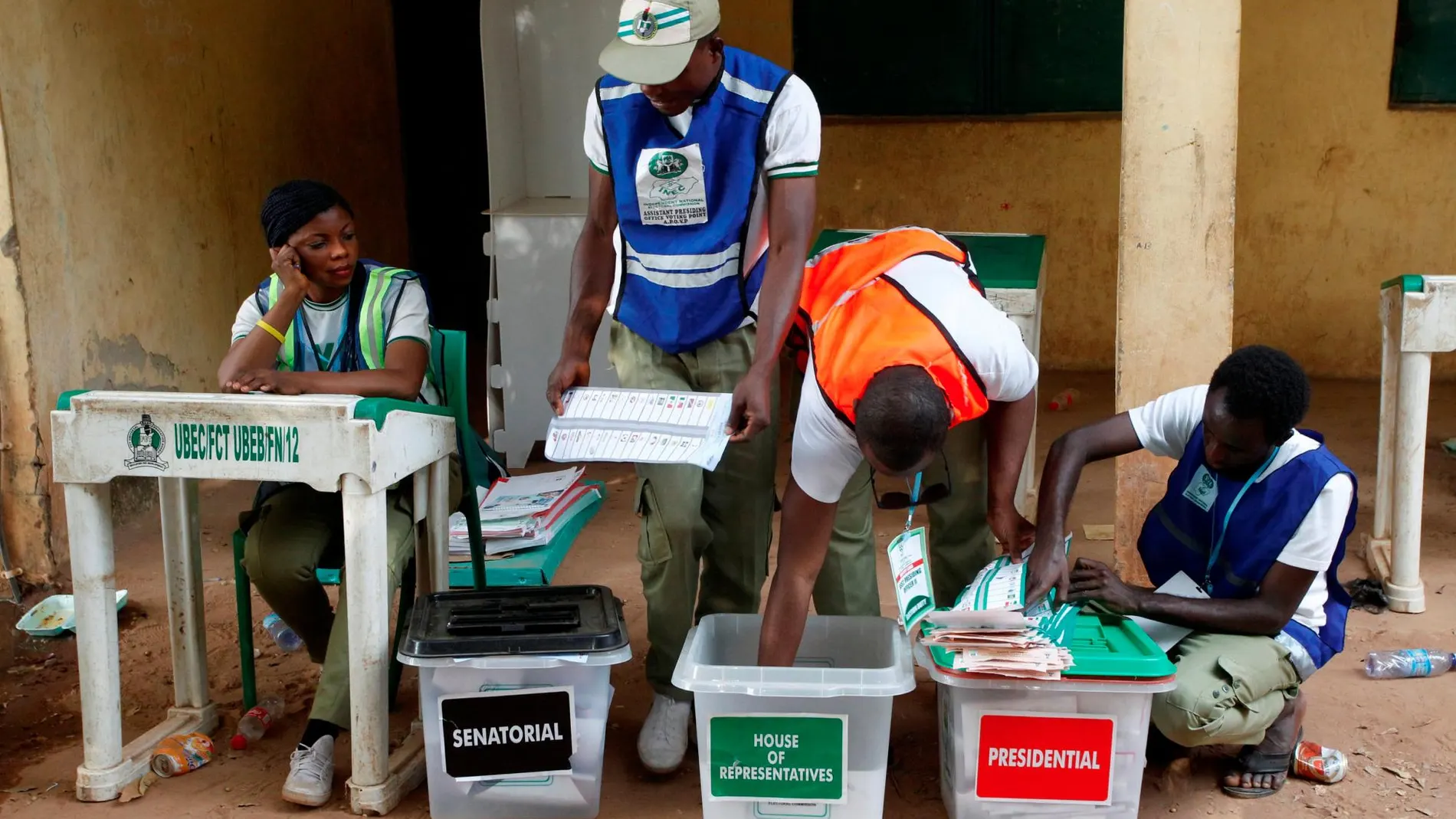 Varias personas hacen el recuento de votos en Abuja, Nigeria, ayer/REUTERS