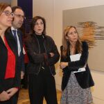 Águeda de la Pisa explica a Ángeles Armisén, Alfonso Polanco y Carmen Fernández los entresijos de la exposición