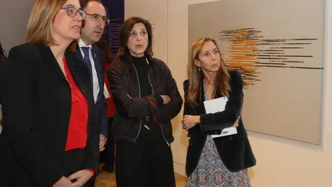 Águeda de la Pisa explica a Ángeles Armisén, Alfonso Polanco y Carmen Fernández los entresijos de la exposición