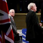 El secretario de Estado británico para el "brexit", David Davis (d), y el jefe negociador de la UE para el "brexit", Michel Barnier (i), ofrecen una rueda de prensa tras la cuarta ronda de negociaciones sobre la salida de Reino Unido de la Unión Europea en la Comisión Europea en Bruselas (Bélgica)