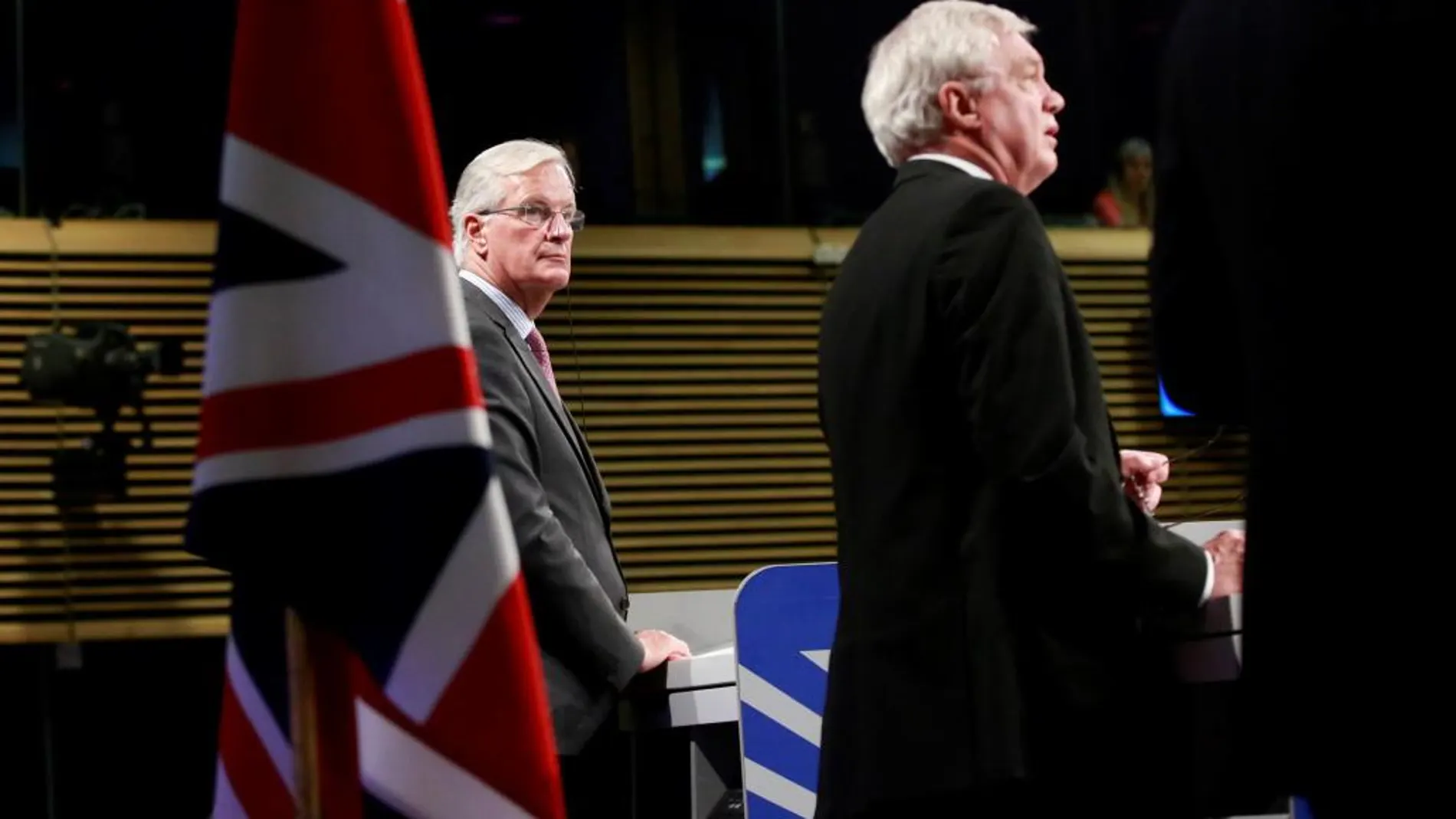 El secretario de Estado británico para el "brexit", David Davis (d), y el jefe negociador de la UE para el "brexit", Michel Barnier (i), ofrecen una rueda de prensa tras la cuarta ronda de negociaciones sobre la salida de Reino Unido de la Unión Europea en la Comisión Europea en Bruselas (Bélgica)