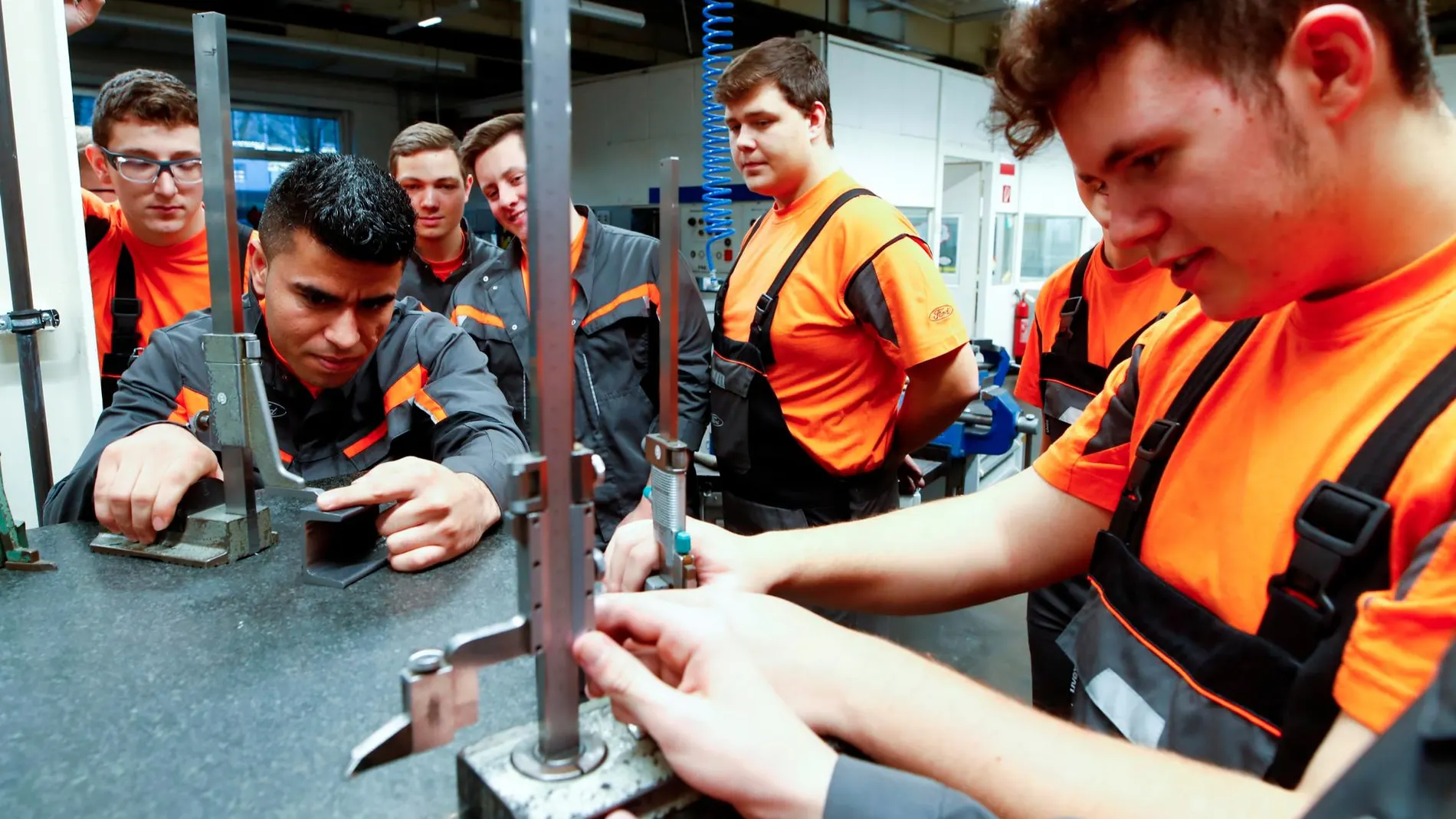 Un grupo de refugiados recibe formación en una fábrica alemana / Ap