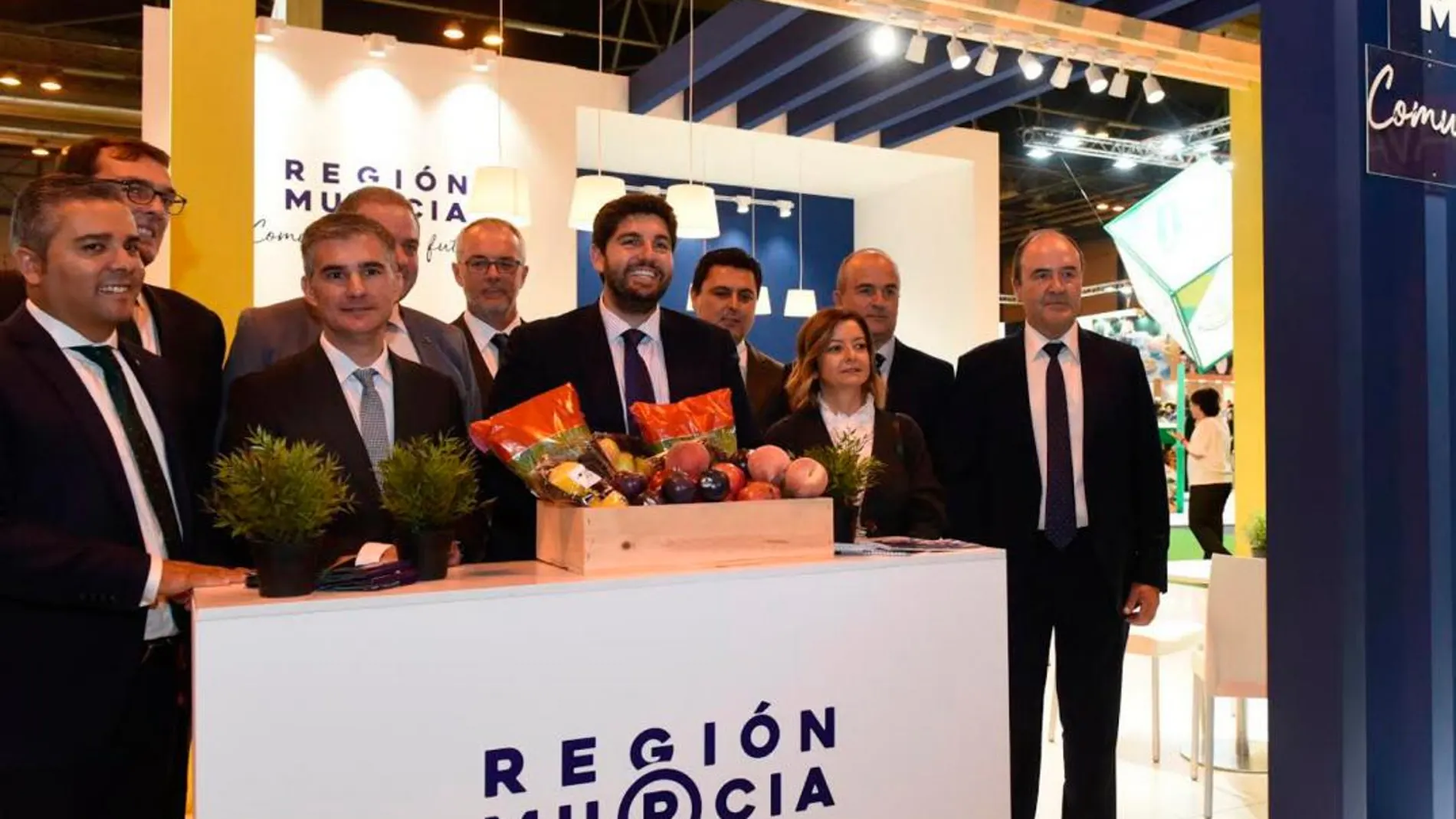 El presidente murciano, Fernando López Miras, ayer durante su visita a los estands regionales en la «Fruit Attraction 2018» en Madrid, donde participan 134 empresas del sector agroalimentario