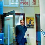 El ex entrenador Pepu Hernández, a su salida de la sede socialista