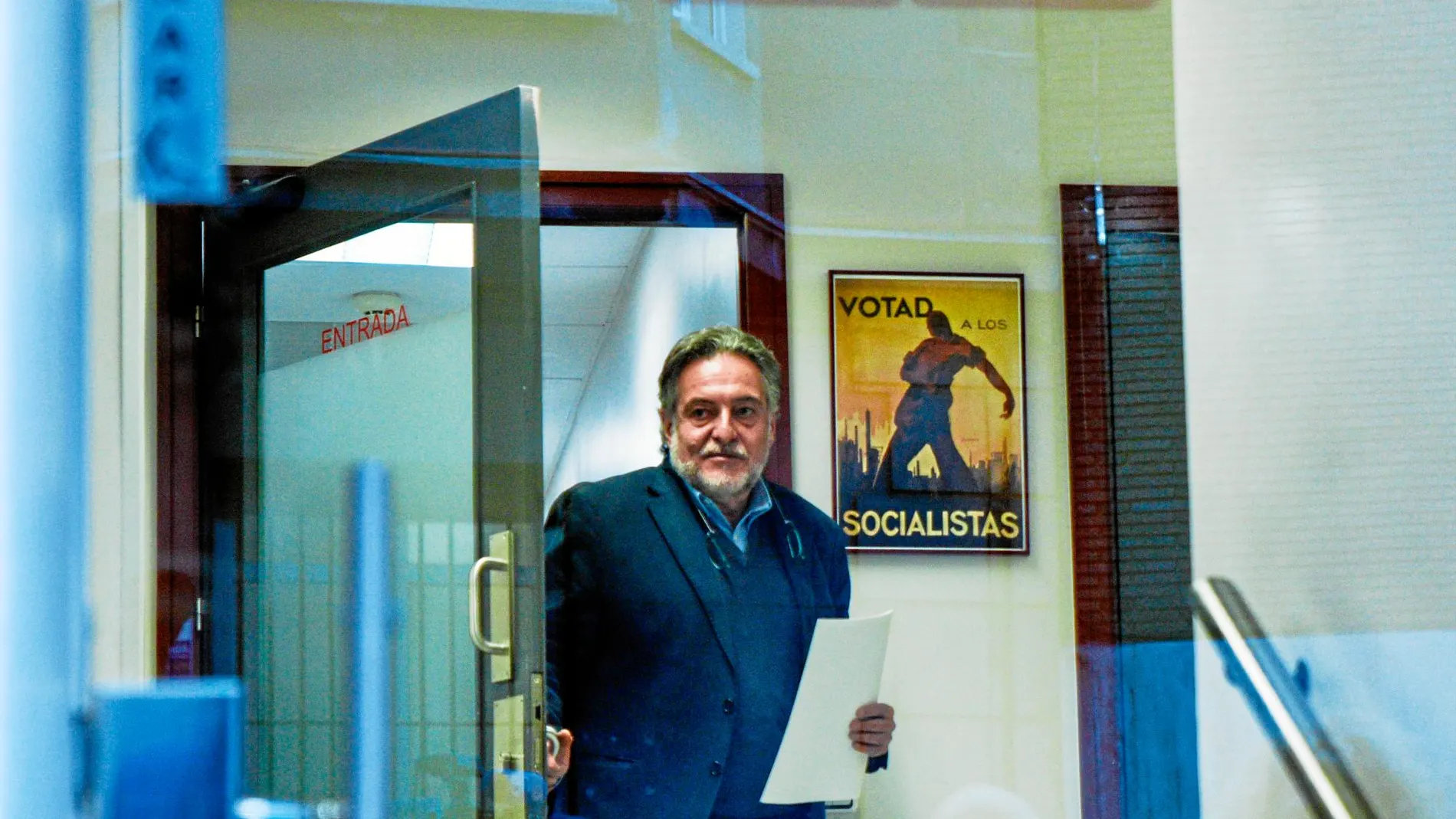 El ex entrenador Pepu Hernández, a su salida de la sede socialista