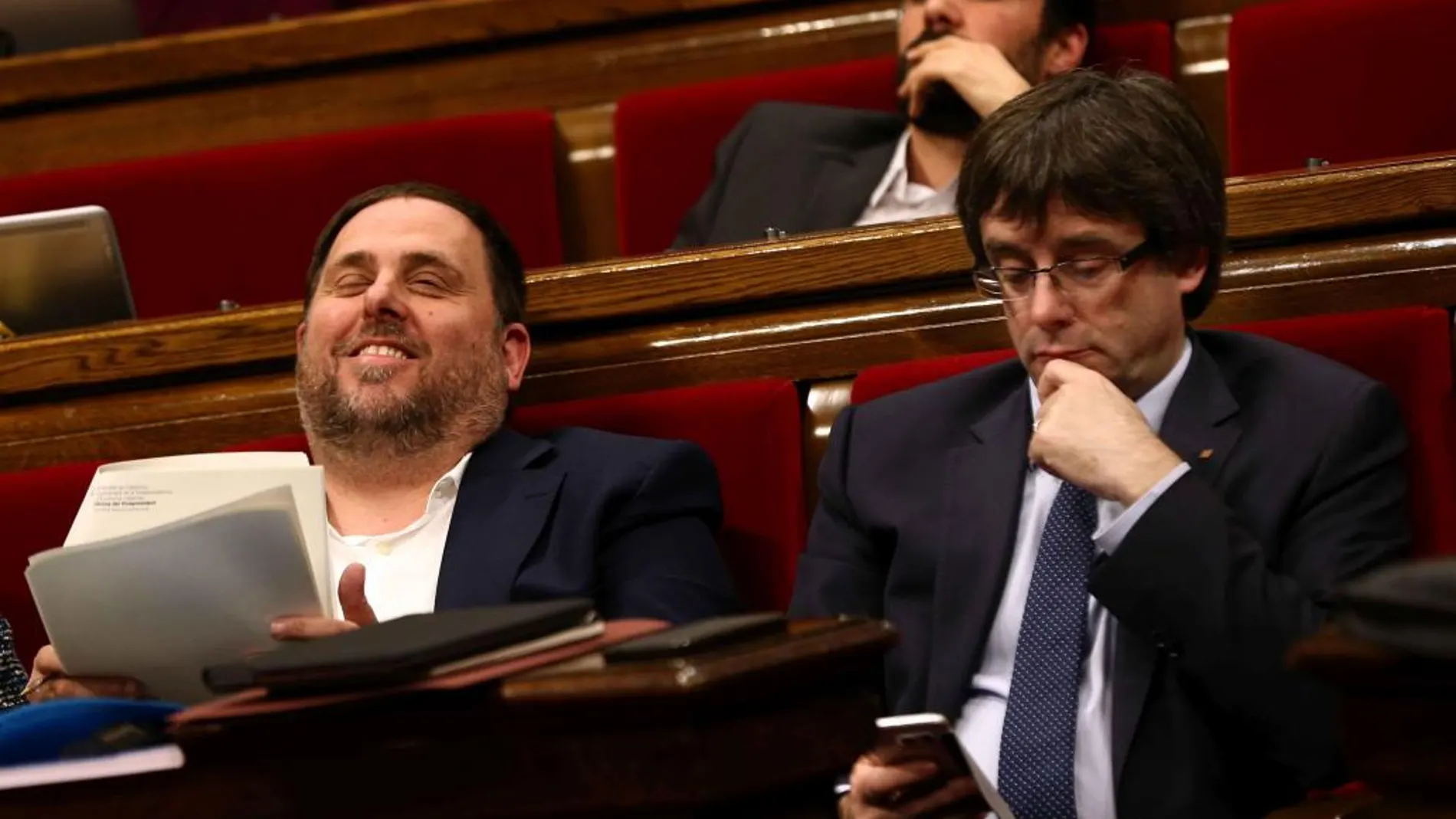 El vicepresidente del Govern y conseller de Economía, Oriol Junqueras, junto al presidente de la Generalitat, Carles Puigdemont, durante la sesión de debate y votación de la admisión a trámite de los presupuestos del Govern