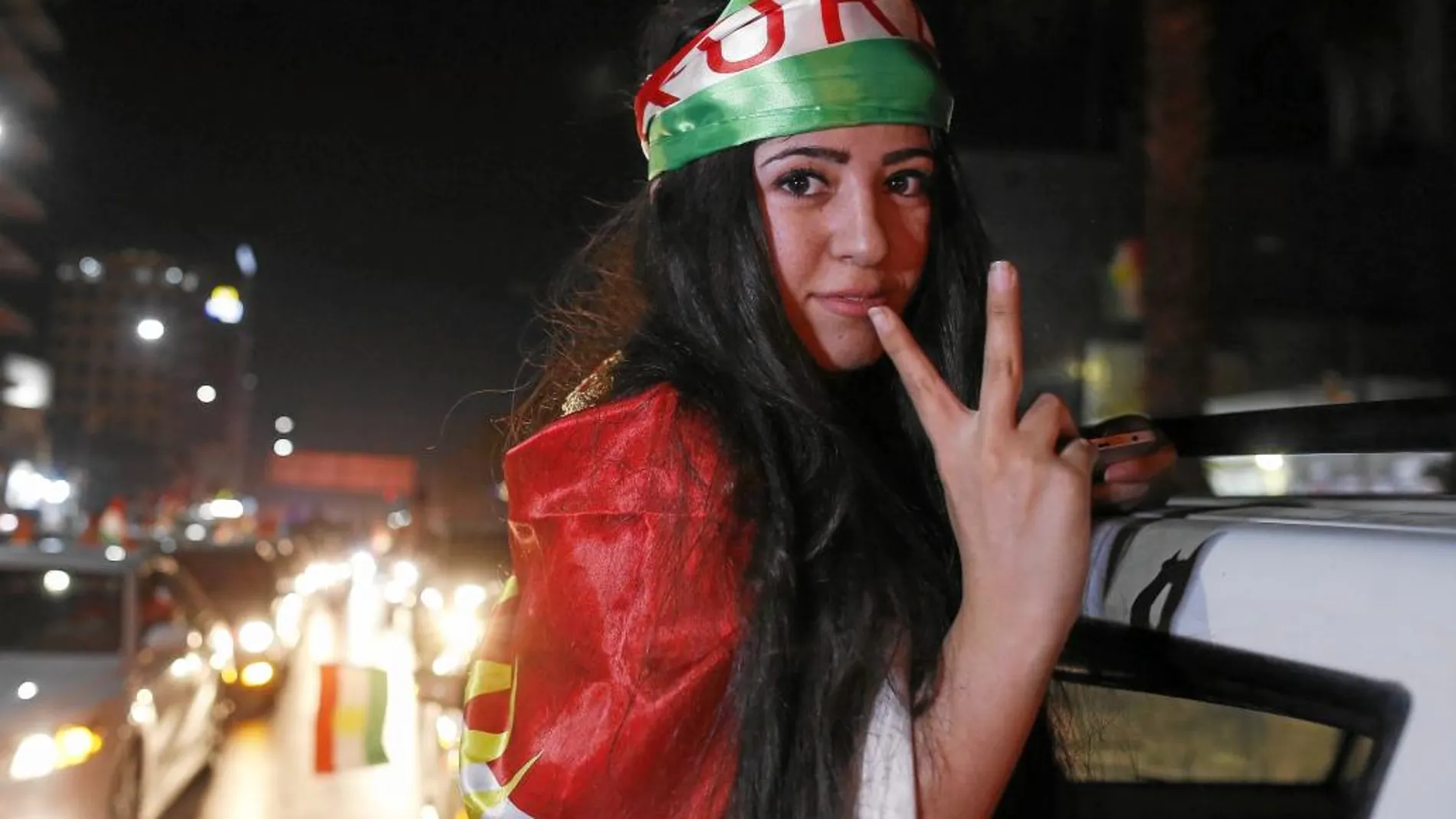 Una kurda festeja la celebración del referéndum de independencia en Erbil este lunes