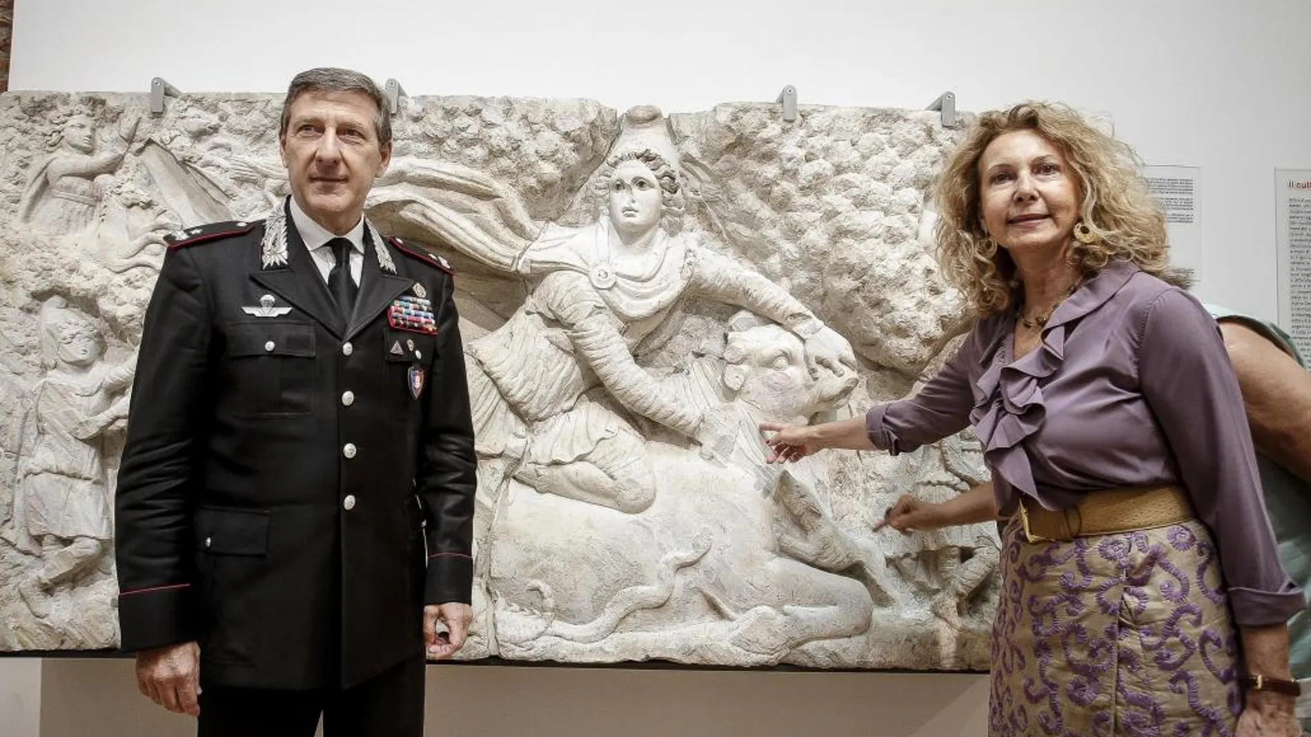 El general del comando de los carabineros para la tutela del patrimonio cultural, Fabrizio Parrulli (i), presenta en rueda de prensa un fragmento del relieve en marmol "Mitra Tauroctonos"en las Termas de Diocleciano en Roma, Italia, hoy 14 de julio de 2017.