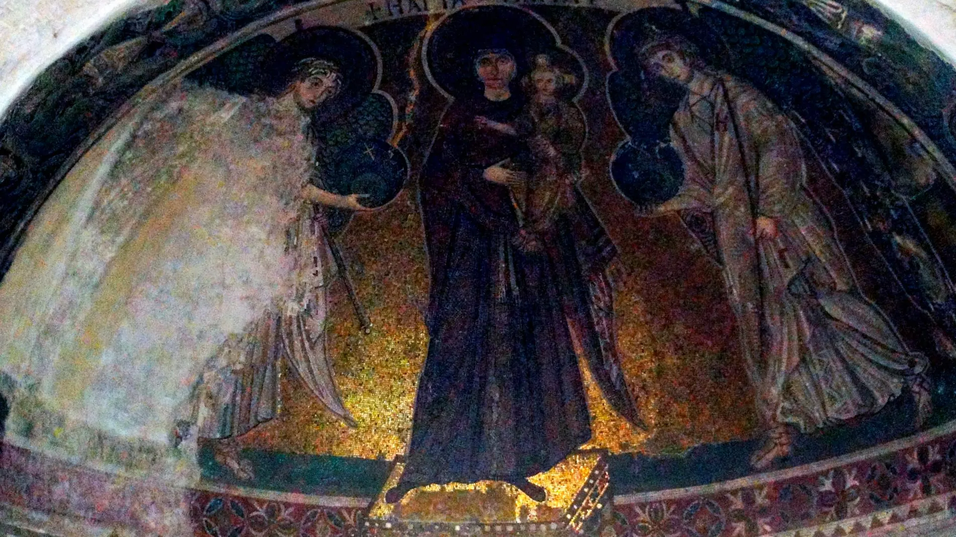 Mosaico con la Virgen María y los arcángeles Miguel y Gabriel. Las primeras imágenes de la Madre de Dios solían ir acompañadas de su hijo, con la intención de recalcar su papel como progenitora. / Foto: Efe