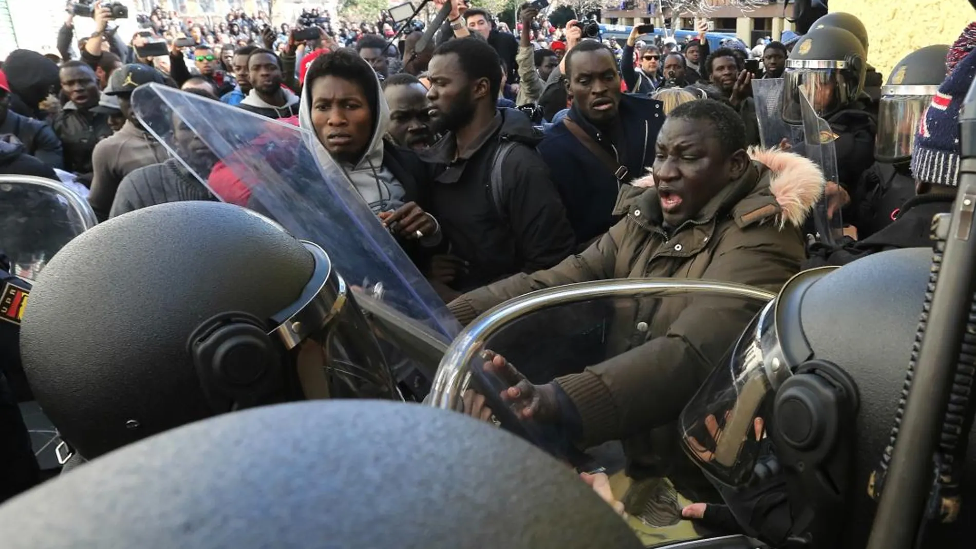 Los senegaleses se enfrentan a la Policía