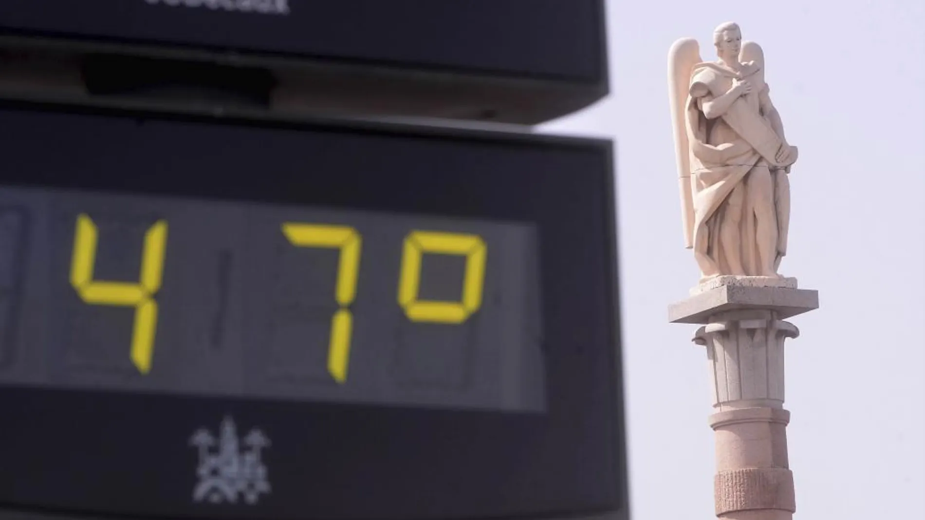 Un termómetro marcaba ayer 47 grados junto a una estatua de San Rafael en Córdoba