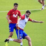Morata y Piqué luchan por el balón en uno de los partidillos de ayer en Las Rozas