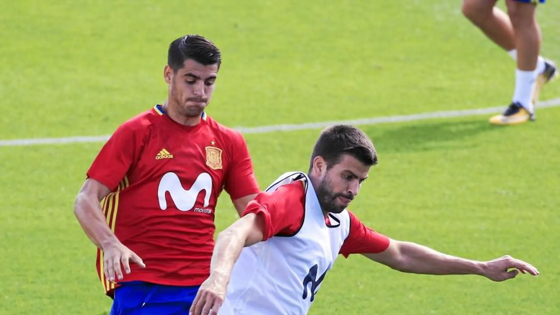 Morata y Piqué luchan por el balón en uno de los partidillos de ayer en Las Rozas