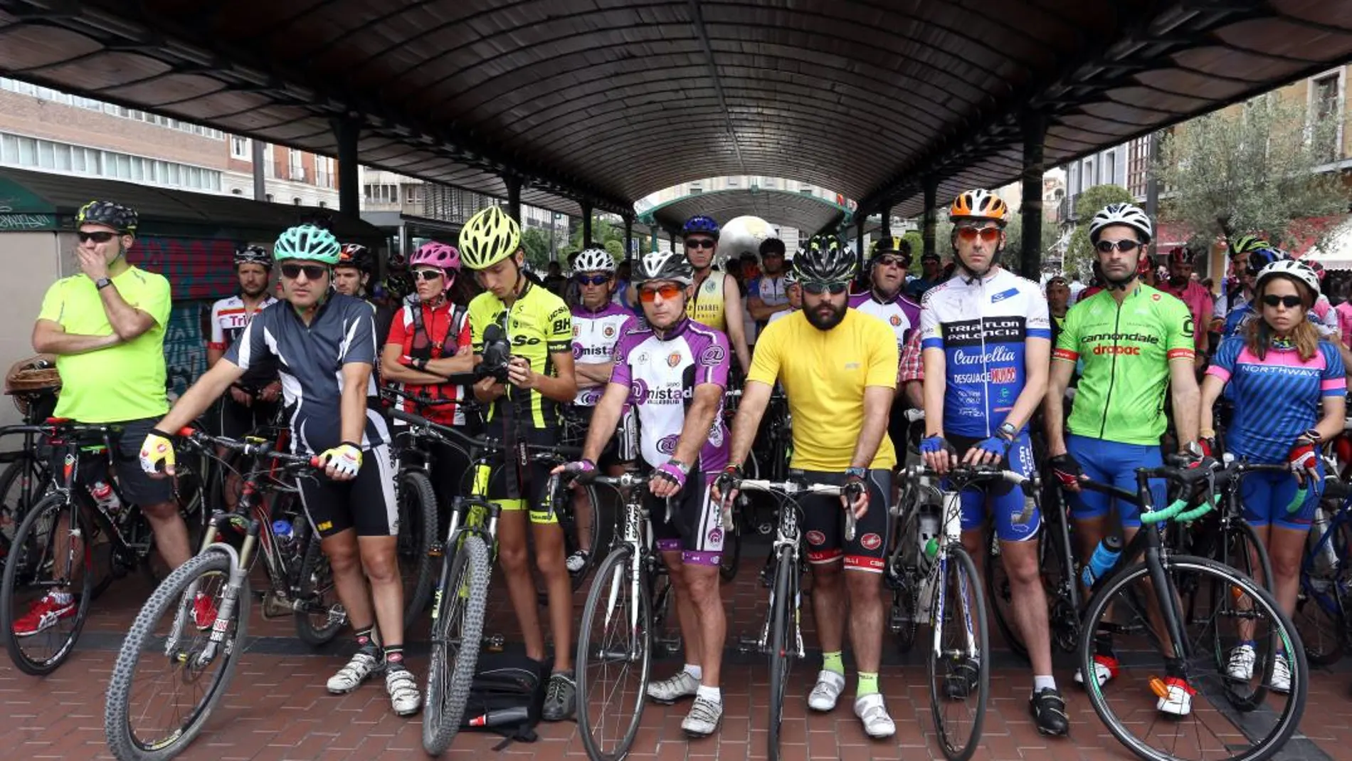 Concentración de ciclistas y triatletas para concienciar al resto de conductores de la fragilidad de las bicicletas en las carreteras