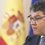 El ministro de Turismo, Álvaro Nadal, admite que las reservas de vuelos internacionales bajan un 3 por ciento