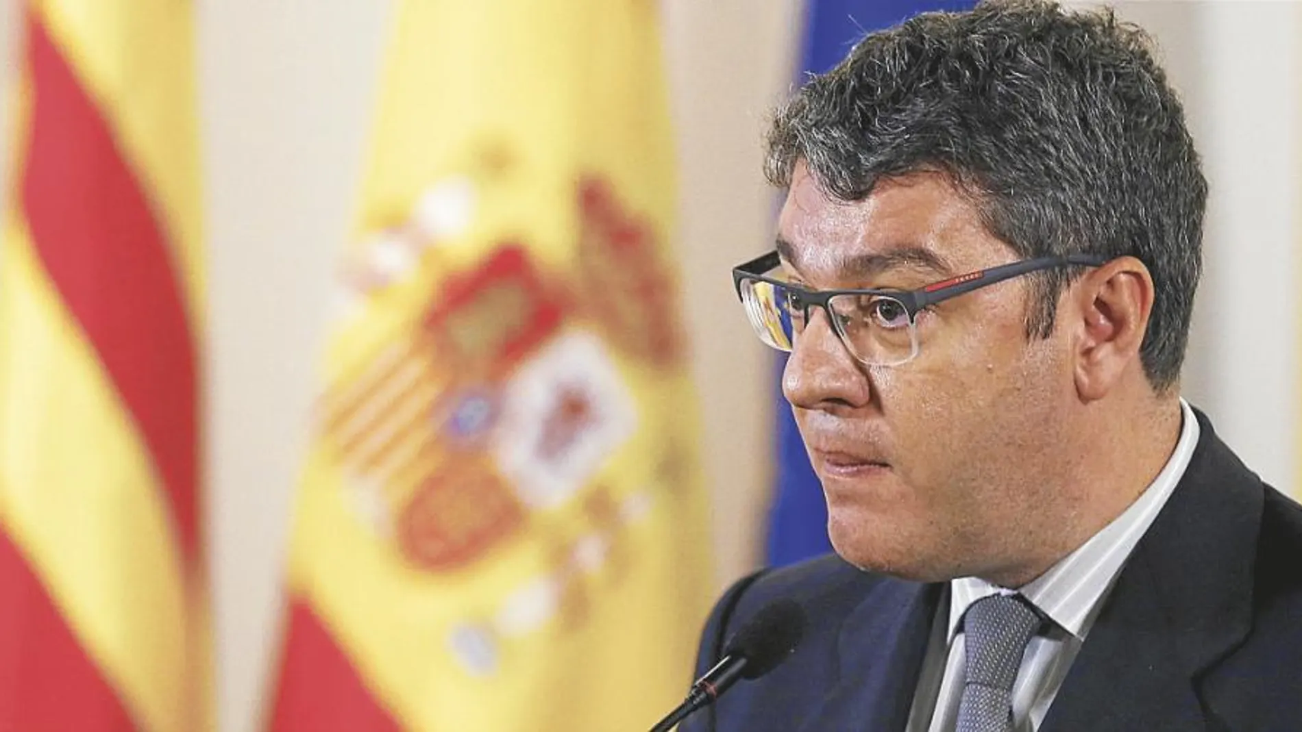 El ministro de Turismo, Álvaro Nadal, admite que las reservas de vuelos internacionales bajan un 3 por ciento