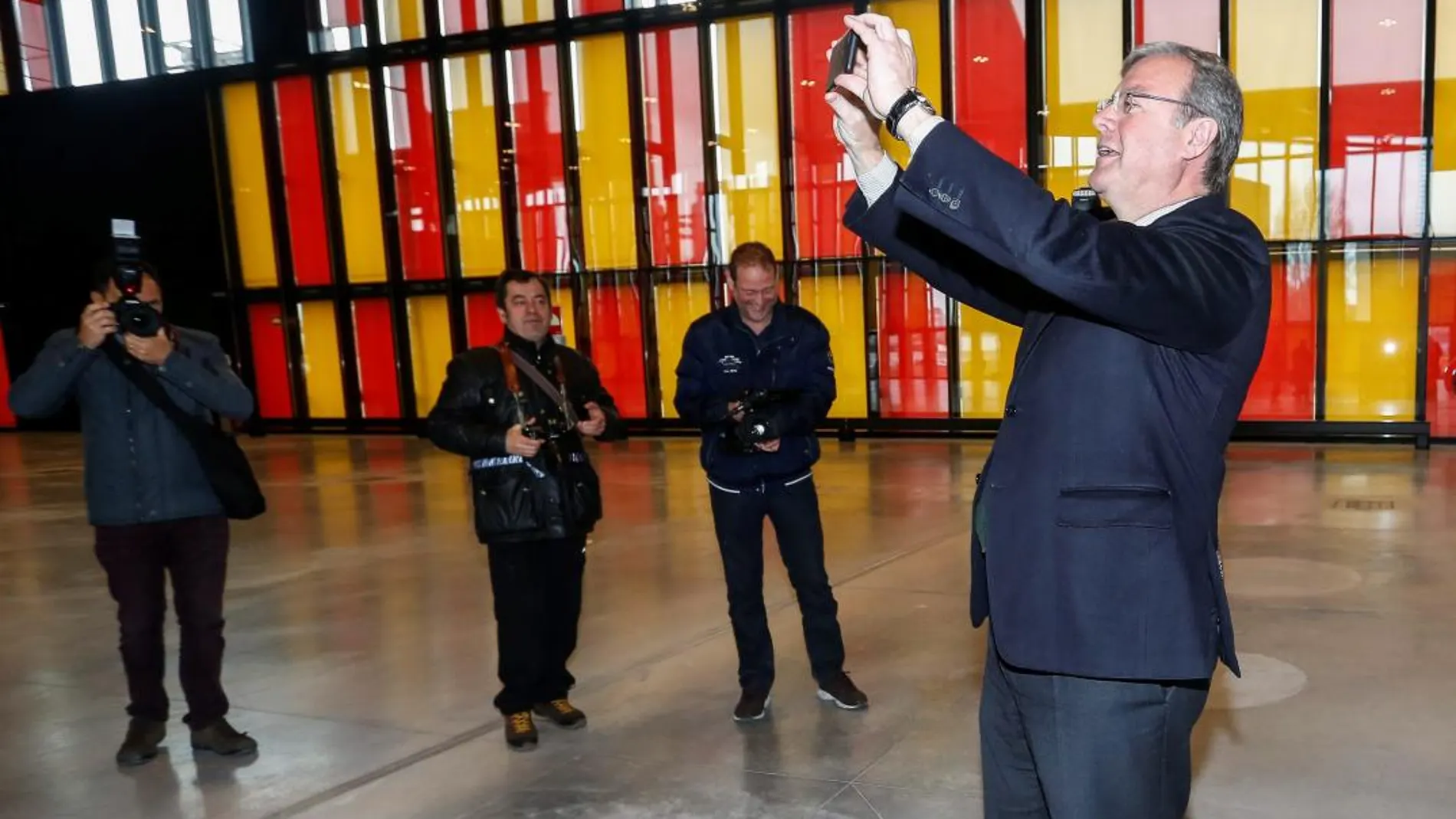El alcalde toma con su móvil fotos del recinto.