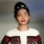Reshma Querishi, con el rostro desfigurado por el ácido, duerante el desfile