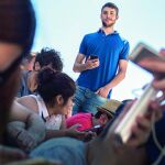 Guillermo Castilla, de pie, en el Parque del Retiro junto a otros jugadores del popular juego