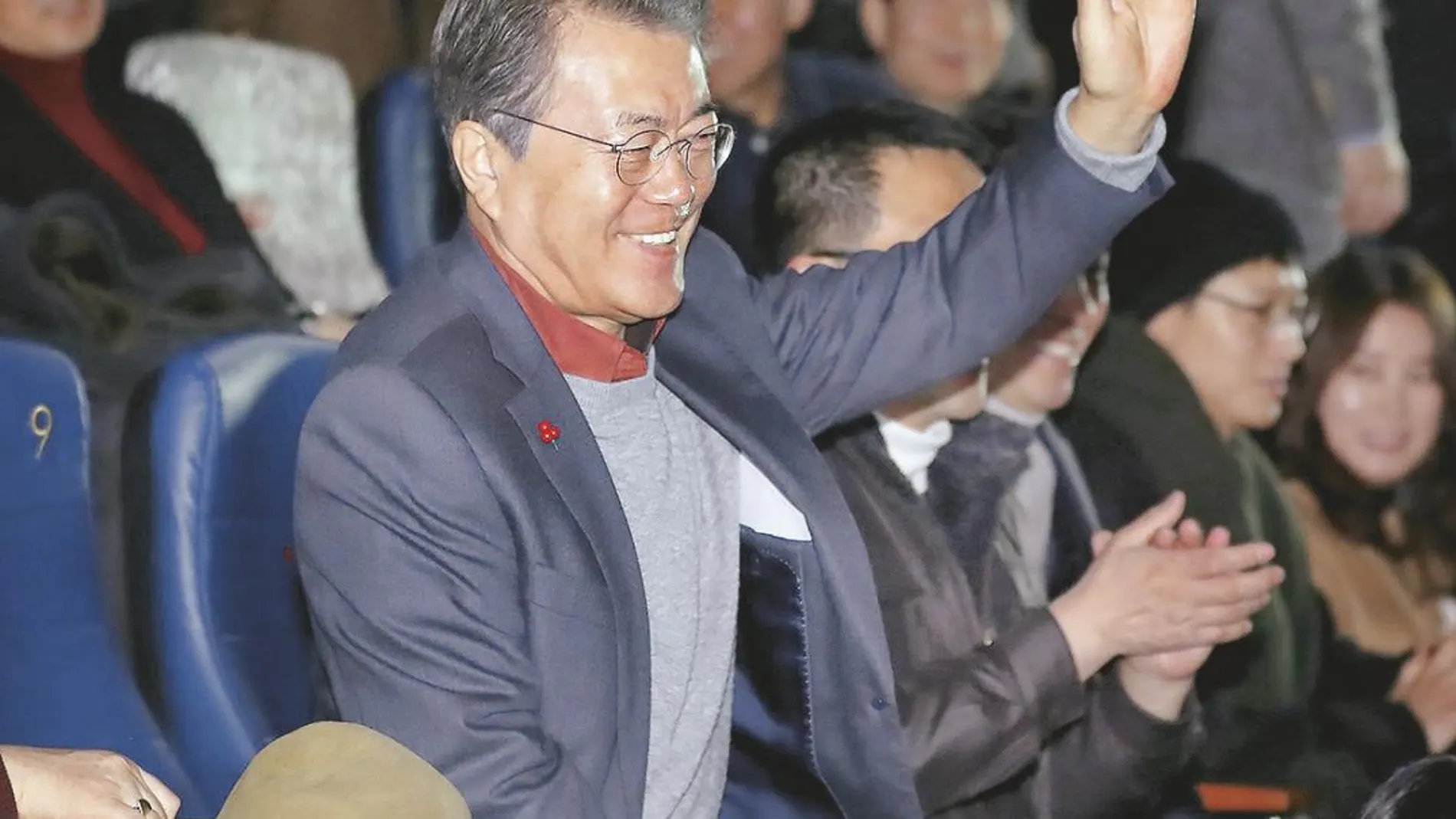 El presidente surcoreano, Moon Jae In, saluda al público tras la proyección de una película en Seúl