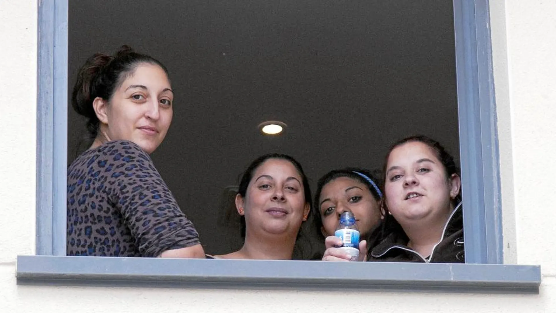 Varias familias de etnia gitana ocupan en la localidad salmantina de Béjar unas viviendas deshabitadas de la Junta situadas en la calle Víctor Gorzo.