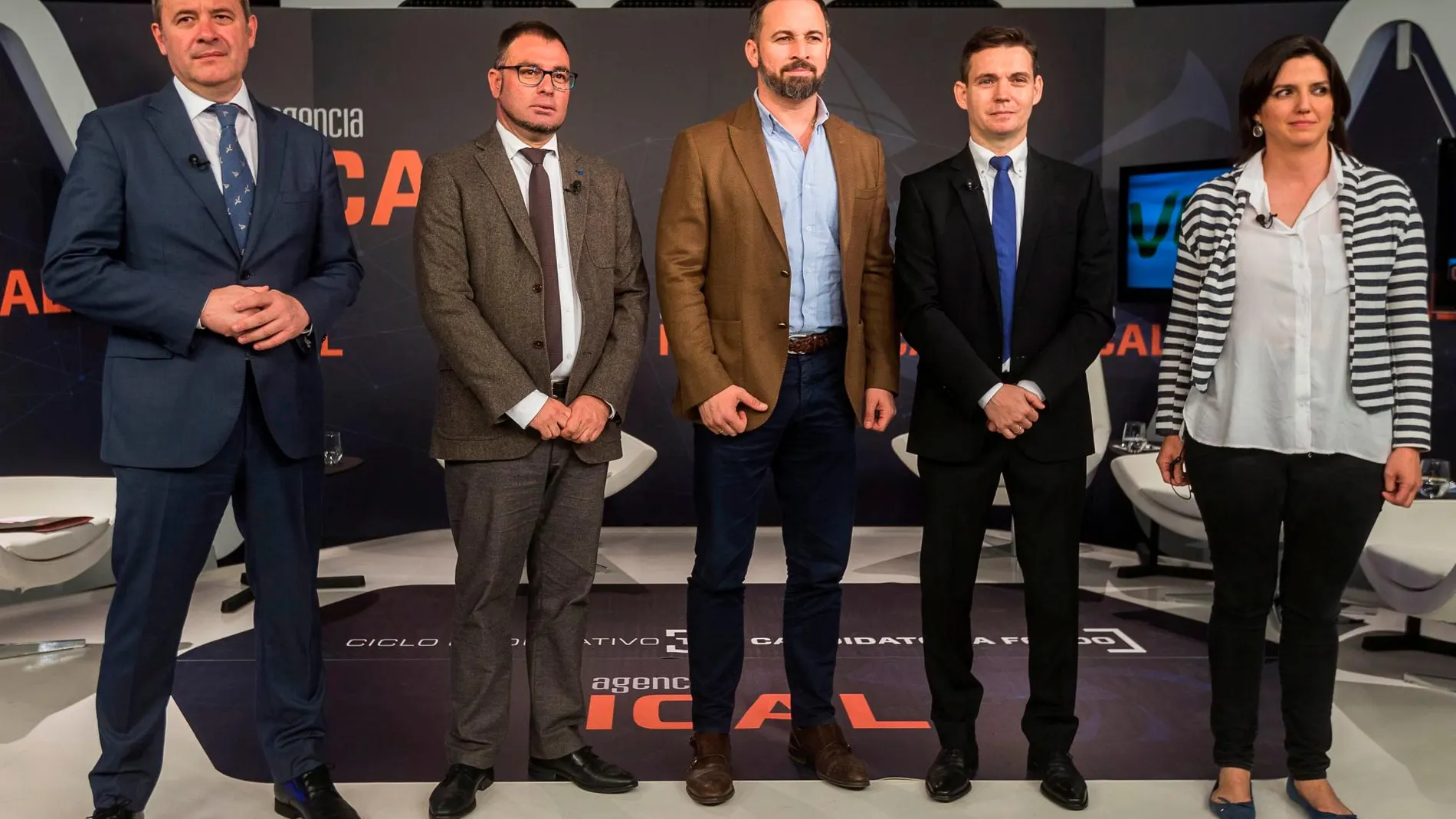 Abascal junto a los periodistas Ángel Ortiz, Luis Miguel Torres, Óscar del Hoyo y Carmen Ibáñez, antes del encuentro